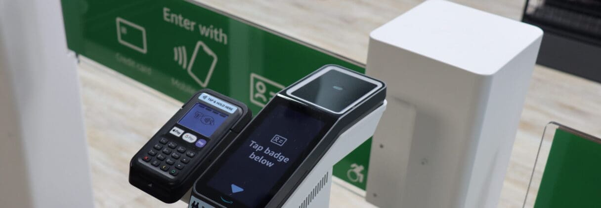Cafeteria cash register and card reader for contactless payment